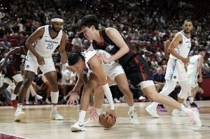 😄队记：杨瀚森一有机会就主动撞对手 把每个对手都惹毛了