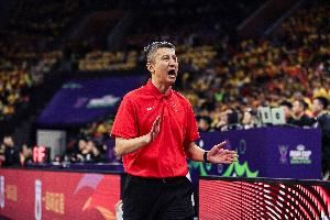 郭士强谈小组赛表现：新一届男篮要求攻守平衡 队员们有不同进步