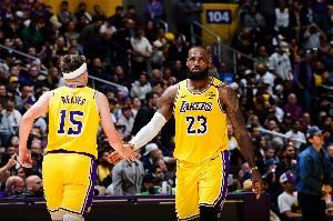 里夫斯：就算勒布朗六年前退役他仍是GOAT 他继续打就是因为热爱图片