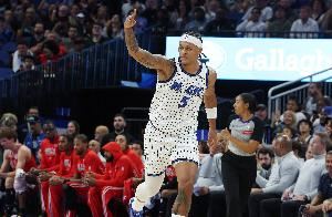 效率超高！班凯罗半场12中8得23分6板2盖帽 正负值达+14