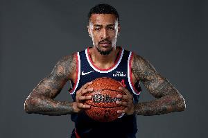 尽力了！科林斯8中5拿到17分4板 上半场15分