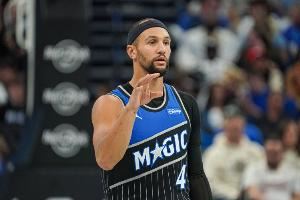 攻守兼备！萨格斯半场4中2拿到11分4板3助2断 罚球7中6